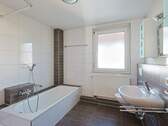 Tageslichtbad mit Badewanne und Dusche - 