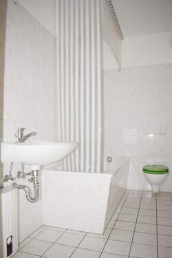 Bad - Etagenwohnung mit 50,00 m&sup2; in Köthen (Anhalt) zur Miete