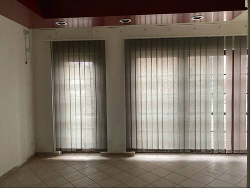 Verkaufsbereich mit Schaufenster - Erdgeschoss - 5 Zimmer Mehrfamilienhaus, Wohnhaus zum Kaufen in Grabfeld