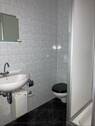 Apartment - Sanitärbereich mit jeweils Dusche, WC & Waschbecken - Obergeschoss - 
