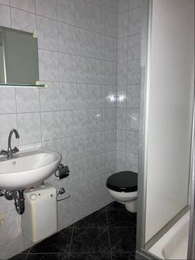 Apartment - Sanitärbereich mit jeweils Dusche, WC & Waschbecken - Obergeschoss - 