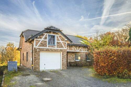 Vorplatz - Einfamilienhaus mit 239,00 m&sup2; in Roetgen zum Kaufen