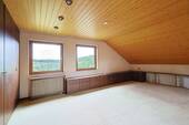 Großes Schlafzimmer im Dachgeschoss - 