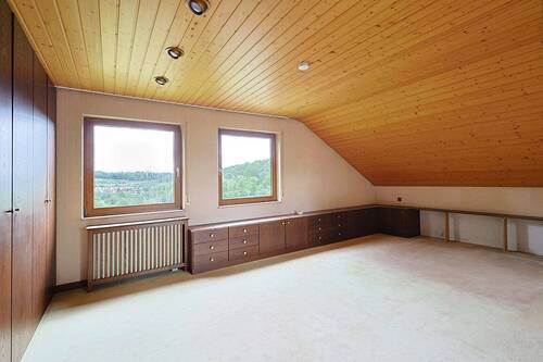 Großes Schlafzimmer im Dachgeschoss - 
