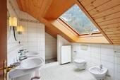 Tageslichtbad mit Dusche im Dachgeschoss - 