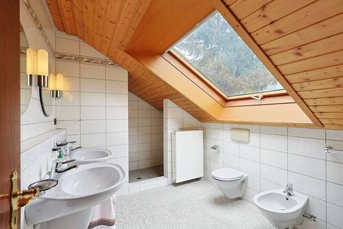 Tageslichtbad mit Dusche im Dachgeschoss - 
