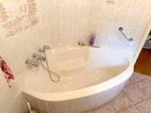 24 Bad Souterrain Eckwanne.jpg - 