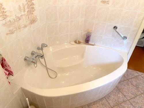 24 Bad Souterrain Eckwanne.jpg - 