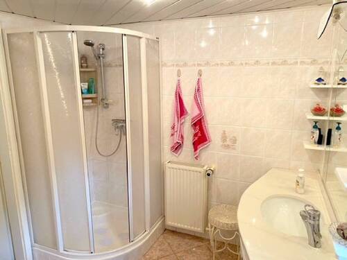 25 Bad Souterrain Dusche.jpg - 
