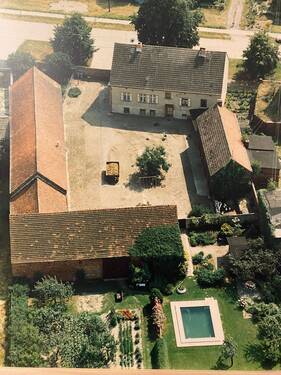 2 Vier Seiten Hof Luftbild um die 2000er.jpg - 1 Zimmer Mehrfamilienhaus, Wohnhaus in Milower Land