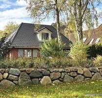 Hohwacht: Modernes Einfamilienhaus mit zauberhaftem Grundstück in allerbester Lage