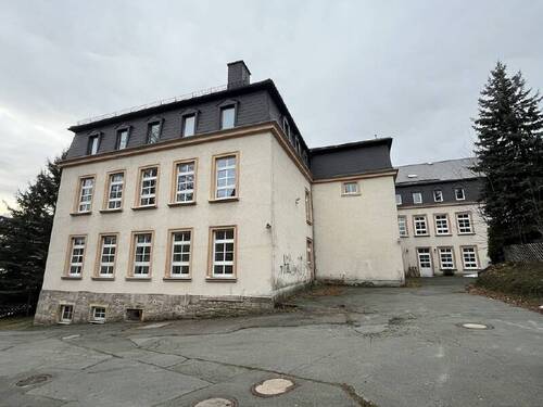 Ostansicht mit Parkplatz - 