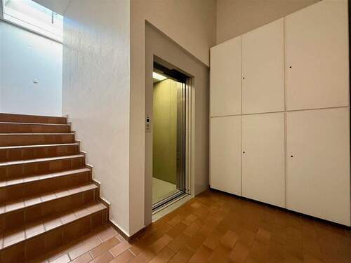 Treppenhaus und Aufzug (halbe Treppe zur Wohnung) - Etagenwohnung mit 77,50 m&sup2; in Kiel zum Kaufen