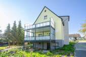 Rückansicht - Platzwunder mit Panorama - Stilvoll saniertes Zweifamilienhaus mit exklusivem Ruhrtalblick