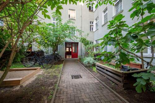 Begrünter Innenhof mit Fahrradstellplätzen & Sandkasten - 