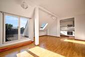 Gut geschnittenes Wohnzimmer mit Balkonzugang - 3 Zimmer Etagenwohnung zum Kaufen in Berlin