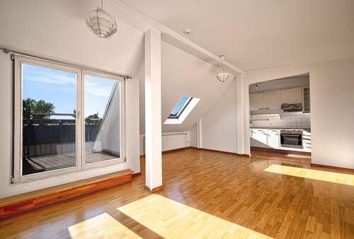 Gut geschnittenes Wohnzimmer mit Balkonzugang - 3 Zimmer Etagenwohnung zum Kaufen in Berlin