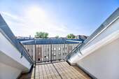 Gemütlicher Sonnenbalkon mit Blick auf den Fernsehturm - 3 Zimmer Etagenwohnung in Berlin