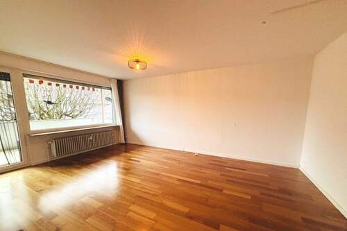 Wohnzimmer - 3 Zimmer Etagenwohnung in Stuttgart