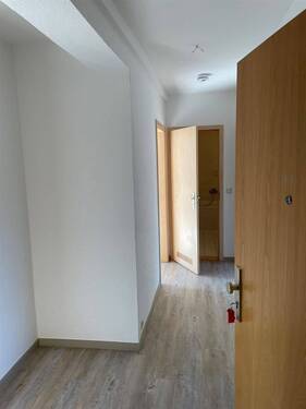 PHOTO-2025-05-08-18-35-43 - Erstbezug nach Renov.! Gemütliche 3-Zimmer mit Laminat, Stellplatz und Wannenbad in ruhiger Lage
