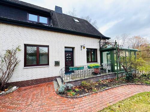 Hausansicht - Charmantes Einfamilienhaus mit Wintergarten, Garage und schönem Grundstück!