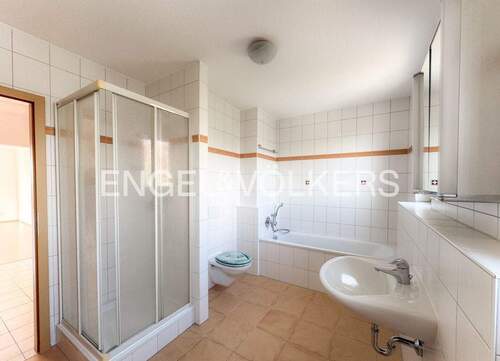 Bad mit Wanne und Dusche - 