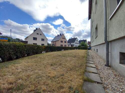 Grünfläche davor - Mehrfamilienhaus, Wohnhaus mit 510,00 m&sup2; in Neukirchen zum Kaufen