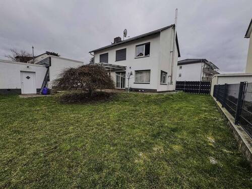 Hausansicht Rückseite - Großzügiges Einfamilienhaus mitten in Enkheim fussläufig zum Hessencenter