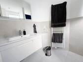 Badezimmer EG - Mehrfamilienhaus, Wohnhaus mit 206,00 m² in Stuttgart / Obertürkheim zum Kaufen