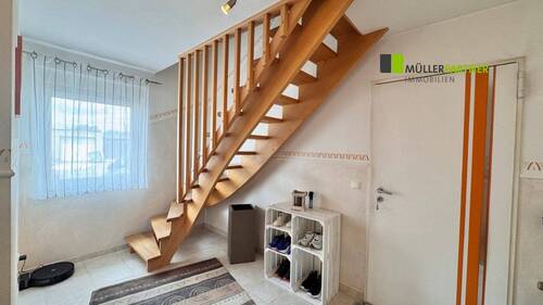 Treppenaufgang zum hinteren OG & Durchgang zur Doppelgarage - 