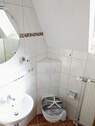 Bad mit Waschtisch und WC - 