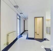 Vielseitig nutzbare Praxisfläche mit 9 Zimmern - teilmöbliert und bezugsbereit - Nittendorf