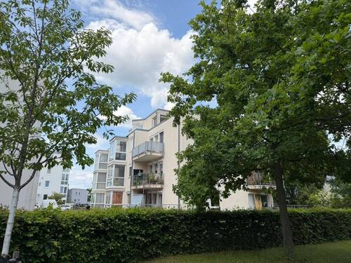 Hausansicht - Balkonseite - 3-Zimmer-Wohnung mit Balkon & Stellplatz - Nahe Landschaftsschutzgebiet