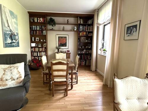 Wohnzimmer mit Bibliothek - 