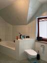 Bad / Sanitärbereich mit Wanne, Dusche, WC & Waschbecken - Wohnung Obergeschoss - 
