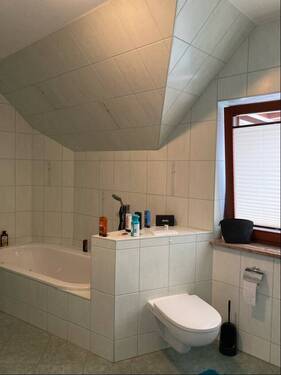 Bad / Sanitärbereich mit Wanne, Dusche, WC & Waschbecken - Wohnung Obergeschoss - 