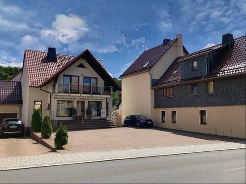 Ansicht Wohn-& Geschäftshaus mit vorgelagerten Grundstück / Kundenparkplatz - 1 Zimmer Mehrfamilienhaus, Wohnhaus zum Kaufen in Steinbach-Hallenberg