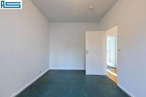 Schlafzimmer zum Hof, Blick zum Flur - 