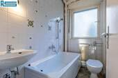 tagesbelichtetes Badezimmer - 