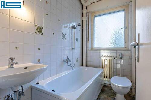 tagesbelichtetes Badezimmer - 