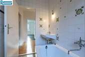 Badezimmer mit Blick zum Wohnzimmer - 