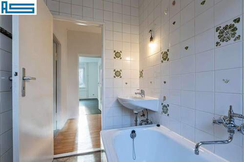 Badezimmer mit Blick zum Wohnzimmer - 