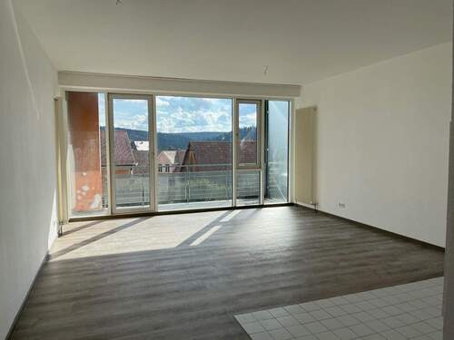 Wohnzimmer - Schöne, helle 3-Zimmer-Wohnung mit Balkon in zentraler Lage