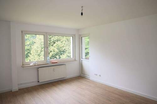 Wohnzimmer_Bild1.JPG - 3 Zimmer Etagenwohnung zum Kaufen in Duisburg