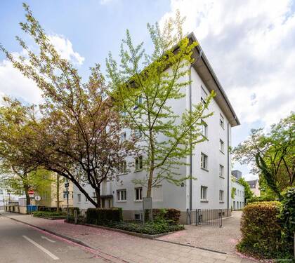 Frontansicht des Hauses - 4 Zimmer Mehrfamilienhaus, Wohnhaus in München