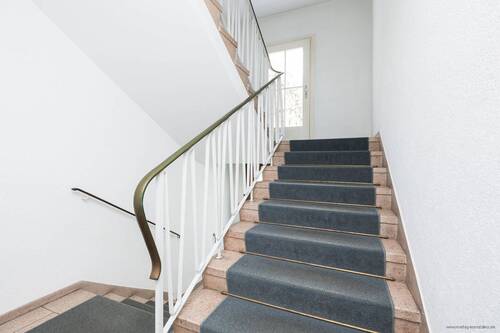 gepflegtes Treppenhaus - Mehrfamilienhaus, Wohnhaus mit 1,25 m&sup2; in München zum Kaufen