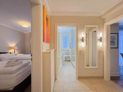 Flur mit Zugang SZ, Bad, WZ - 2 Zimmer Etagenwohnung zum Kaufen in Sylt