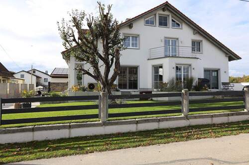 Hausansicht - Exklusive Wohnung im Obergeschoss. In einem Weiler nahe Kumhausen.