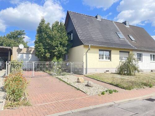 Vorderansicht mit Zufahrt - 3 Zimmer Doppelhaushälfte in Hillersleben