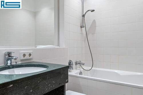 Gäste-Bad mit großflächigem Spiegel - 